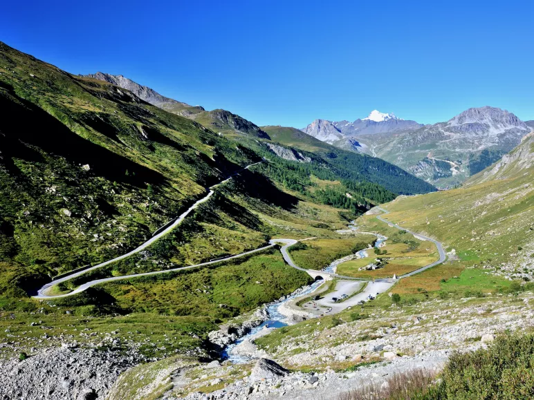 Die Brücke Pont Saint-Charles am Fuße der ersten Serpentinen des Col de l'Iseran