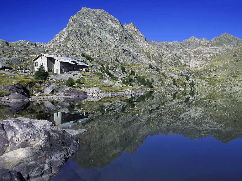 Die Merveilles-Hütte vor dem Lac Long Supérieur des Merveilles
