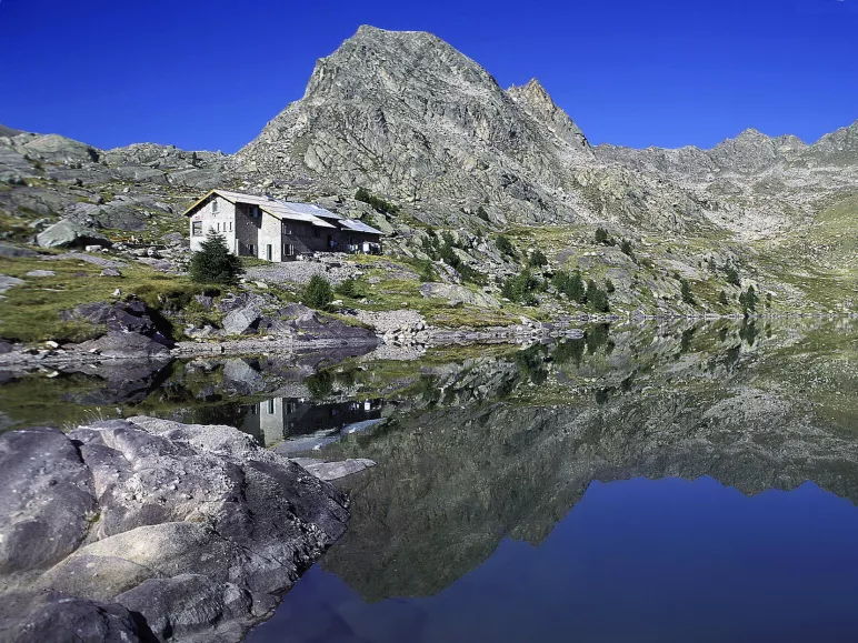 Die Merveilles-Hütte vor dem Lac Long Superieur des Merveilles.jpeg