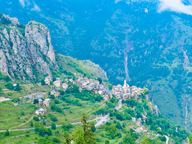 Roubion, emblematisches hochgelegenes Dorf an der Tinée